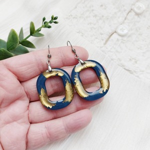 Boucles d'oreilles en résine faites à la main, forme ovale, bleu et or, bijoux tendance - Product Image 5