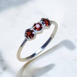 Anillo de Plata de Ley 925 con Tres Piedras de Granate Rojo Natural, Hecho a Mano, con Engaste de Bisel de Calidad Premium, Anillo de Boda - Product Image 1