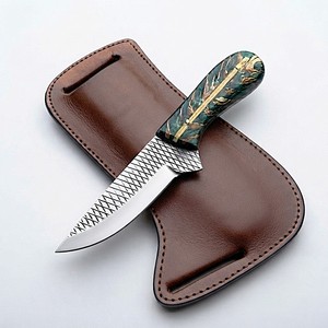 Couteau Skinner à lame fixe gravé, manche en résine vert-or, broche en laiton, pleine tige, pour la chasse et l'EDC, avec étui, vente en gros B2B OEM - Product Image 1