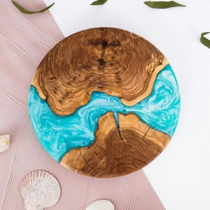 Tabla de cortar de lujo de madera de olivo y resina epoxi azul, perfecta para cortar, servir, preparar charcutería y exhibir queso, procedente de la India. - Product Image 2