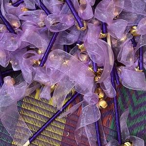 Bâtons de Dandiya violets faits à la main avec des clochettes dorées et un ruban en organza sont un accessoire de fête vibrant et coloré. - Product Image 1