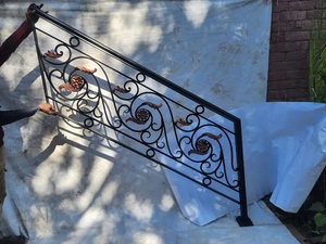 Barandilla de balcón de hierro forjado a mano con un diseño tradicional de volutas; montada en la pared, resistente al óxido y fácil de instalar. - Product Image 3