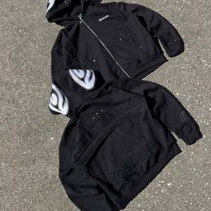 ชุดวอร์ม Fire Sweat ผลิตจากผ้า French Terry สำหรับผู้ชาย แต่งดีเทลขาดๆ และประดับด้วย Rhinestones ผ้าฟลีซหนานุ่ม น้ำหนักมาก ทรงโอเวอร์ไซส์ - Product Image 1