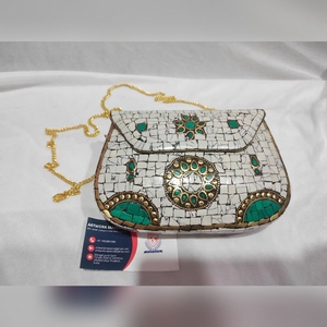 Bolso de mano metálico étnico indio tradicional con mosaico de piedra blanca y adornos florales de piedra hechos a mano, nueva moda en bisutería. - Product Image 1