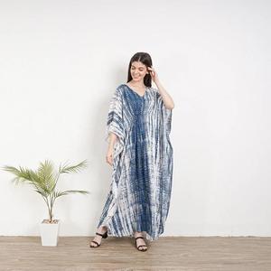 Vestido Kaftán Estampado Azul y Blanco para Mujer, Corte Holgado, Cuello en V, Maxi Kaftán, Traje de Playa, Ropa de Resort - Product Image 3