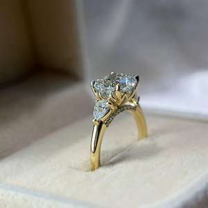 Bague de fiançailles en moissanite radiant 1,5 carat, pierres latérales en forme de poire, alliance inspirée de la nature - Product Image 4