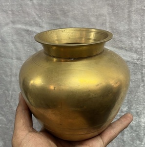 Elegante Recipiente de Agua Tradicional Indio de Latón, Forma de Handi Curva y Elegante, Acabado Dorado, Recipiente Kalash para Pooja, Rituales y Cocina - Product Image 2