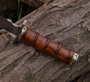 Couteau de camping artisanal en acier Damas 2026, lame fixe à bord dentelé, design de chasse à pointe tombante, manche en bois de rose, étui en cuir - Product Image 5