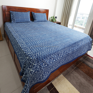 Juego de sábanas de algodón con estampado a mano Dabu de Indigo Diamond Stripe, con fundas de almohada a juego, tamaño Queen, 90 x 108 pulgadas. - Product Image 1