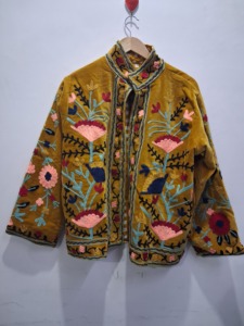 Chaqueta de Terciopelo Bordada a Mano de Primera Calidad para Mujer, Abrigo Artesanal con Diseño Floral Botánico, Estilo Vintage - Product Image 1