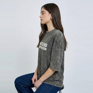 Camiseta Oversize Gris Oscuro con Lavado Ácido para Mujer, Manga Corta, Cuello Redondo, Algodón, Estilo Urbano con Estampado de Letras en el Pecho - Product Image 5