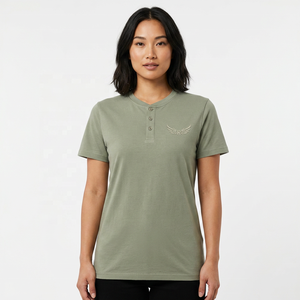 T-shirt à manches courtes pour homme, vert olive, col en V, avec logo d'aile en relief, coupe classique, style décontracté - Product Image 2