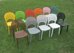 Chaise en plastique moulé orange moderne, écologique et imperméable avec dossier ventilé pour fêtes de jardin sur surface moelleuse - Product Image 5