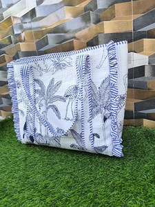 กระเป๋าโท้ทผ้าฝ้ายพิมพ์ลายดอกไม้สไตล์โบฮีเมียนจาก Jaif Textiles กระเป๋าสะพายทำมือพร้อมหูหิ้วสองข้าง ลายใหม่จากราชสถาน - Product Image 5