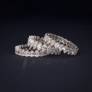 Bagues éternité en diamant pour femmes, forme poire, sertissage pavé, or blanc 10 carats, style glamour pour mariage - Product Image 1
