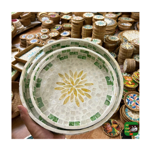 Plateau rond à motifs géométriques Art Déco avec incrustations de nacre naturelle, plateau de service rond artisanal avec incrustations de nacre - Product Image 1
