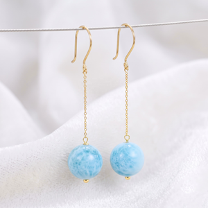 Vente en gros de boucles d'oreilles pendantes en or jaune 18 carats avec perles rondes en larimar naturel, bijoux Memoria - Product Image 1