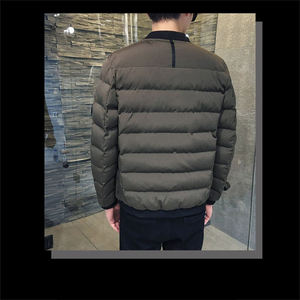 Veste matelassée en duvet de haute qualité, manteau rembourré pour hommes, veste à logo personnalisé, veste d'hiver chaude noire à capuche pour hommes - Product Image 2