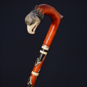Bâton de marche en bois rustique éco-responsable fait main avec poignée sculptée - Décoration intérieure (Aigle NOUVEAU) - Product Image 4