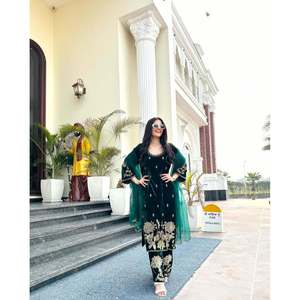 ชุดสูทงานเลี้ยงสวยงามสำหรับผู้หญิง พร้อมงานปักและงานประดับด้วยเลื่อม - Product Image 2