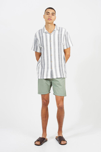 Pantalones cortos tipo bermuda de algodón verde liso para hombre con cintura con cordón y bolsillos estilo casual - Product Image 3