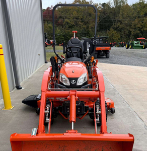 Mini tracteur Kubota haute performance avec chargeur frontal, équipement agricole compact, fiable et facile à utiliser. - Product Image 2