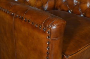 โซฟาหนังแท้สีน้ำตาลแบบเดี่ยว Chesterfield รุ่นพรีเมียม Duraster ปรับระดับได้ พร้อมที่วางแขนแบบคลาสสิก ตกแต่งด้วยกระดุม  เหมาะสำหรับบ้านและโรงแรม - Product Image 3