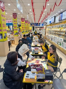 Vitrine de présentation en verre avec éclairage LED durable - OEM pour les magasins de téléphonie, cosmétiques, bijoux, parfums ADONG A57 - Product Image 5