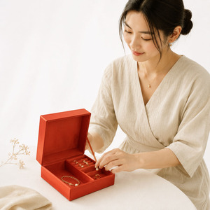 Boîte à bijoux en soie orange avec broderie monogramme |   Boîte à bagues et colliers en soie faite à la main |   Vente en gros, Fabriqué en Thaïlande - Product Image 3