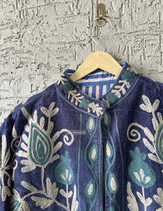 Veste en velours brodée Suzani faite à la main pour femmes, artisanat indien floral, manches longues, manteau ethnique d'hiver, vêtements de mode boutique - Product Image 4