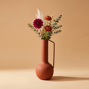 Vase à fleurs en terre cuite artisanal, doté d'un long col élégant et d'une poignée latérale moderne, pour une décoration intérieure raffinée. - Product Image 2