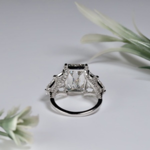 Anillo de compromiso de lujo de oro blanco con esmeraldas cultivadas en laboratorio, corte clásico cónico, baguette, multienhufe, corte escalonado, para boda o aniversario. - Product Image 3