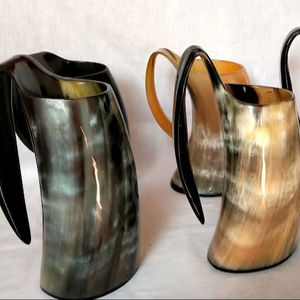 Taza de cuerno hecha a mano, elegante y personalizada, ideal para bebidas como cerveza, hidromiel u otras bebidas festivas. - Product Image 1