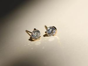 ต่างหูเพชรเลี้ยงในห้องปฏิบัติการสำหรับผู้หญิง ทองคำ 14K ทรงกรอบ ประดับเพชรแบบไม่มีข้อขัดแย้ง รับรองโดย IGI ของขวัญแต่งงานที่สมบูรณ์แบบสำหรับงานปาร์ตี้ - Product Image 6