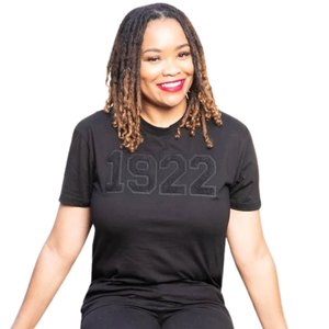 Camiseta Unisex de Chenilla Negra 1922, Camiseta de Hermandad Griega, Algodón Premium, Estilo Casual Urbano Minimalista - Product Image 1