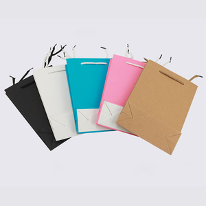 ถุงกระดาษคราฟท์รีไซเคิลรักษ์โลกแบบกำหนดเอง พร้อมเคลือบลามิเนต หูหิ้วสีพื้นทรงสี่เหลี่ยม สำหรับบรรจุภัณฑ์ของขวัญเสื้อผ้าหรูหรา - Product Image 6