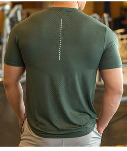 Camiseta Deportiva de Manga Corta para Hombre, Color Gris Oscuro, de Secado Rápido, Cuello Redondo, Corte Ajustado, 100% Poliéster, Logotipo con Transferencia Térmica en la Parte Delantera - Product Image 5