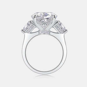 Anillo de Compromiso de Plata de Ley 925 de Primera Calidad con Tres Piedras, Elegante Anillo de Novia con Moissanita de Corte Ovalado y Esmeralda en Oro Amarillo para Bodas - Product Image 3