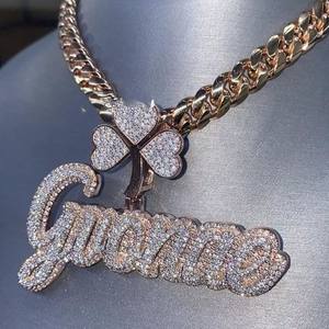 Collar de Diamantes Moissanite Personalizable y Moderno con Certificado VVS, Cadena de Cuerda y Placa con Nombre - Product Image 1