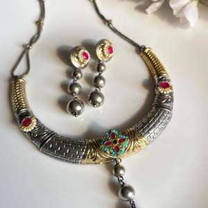 Collier et boucles d'oreilles Dualstone Hasli de fabrication indienne avec fusion Kundan, disponibles à un prix compétitif - Product Image 6