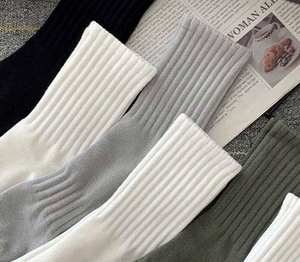 Chaussettes de sport pour hommes, chaussettes en polyester absorbant la transpiration, couleur unie, antidérapantes, antibactériennes - Product Image 2