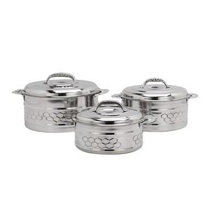 Ensemble moderne de 3 casseroles en métal, idéales pour garder les aliments au chaud pendant de longues repas. - Product Image 1