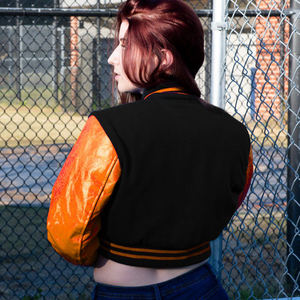 Blouson court universitaire pour femme, noir et orange, style Letterman, avec manches en similicuir, vêtement d'extérieur décontracté, mode féminine streetwear - Product Image 5