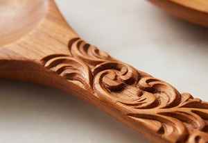 Ensemble de cuillères de service en bois sculptées à la main avec des poignées florales, design traditionnel, bois naturel, pour la restauration et l'usage quotidien - Product Image 2