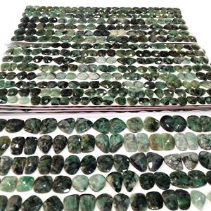 Pierres précieuses en vrac de taille libre Émeraude zambienne naturelle à facettes d'un côté - Product Image 1