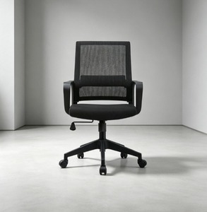 Chaise de bureau ergonomique moderne en maille noire pivotante réglable en hauteur avec accoudoirs fixes et dossier ouvert – Mobilier de bureau commercial - Product Image 1