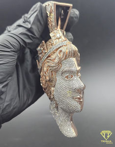 จี้รูปพระราชินีประดับเพชรหรูหรา พร้อมมงกุฎเพชร และสร้อยคอดีไซน์เนอร์สองสีแบบโดดเด่น - Product Image 2