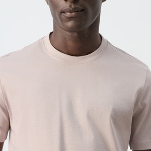 T-shirt en jersey pour homme, texture lisse, look contemporain, col rond avec logo, couleur unie, manches courtes - Product Image 2