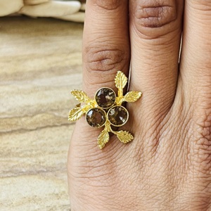 Anillo botánico de latón con cuarzo ahumado, estilo floral vintage, inspirado en la naturaleza, con textura de hoja, chapado en oro, venta al por mayor, anillo para mujer. - Product Image 6