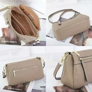 Sac bandoulière pour femme en cuir de vachette gaufré crocodile BQC8292 avec sangle réglable et poches zippées - Product Image 4